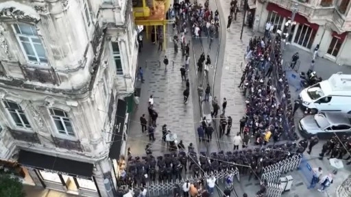 Beyoğlu'nda izinsiz yürüyüş: 14 polis yaralandı,18 gözaltı