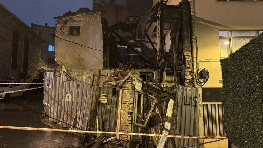 Beyoğlu'nda metruk binada kısmi çökme