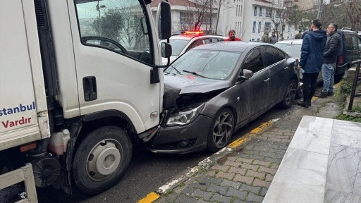 Beyoğlu'nda zincirleme kazaya neden olan kamyonetin sürücüsü kaçtı