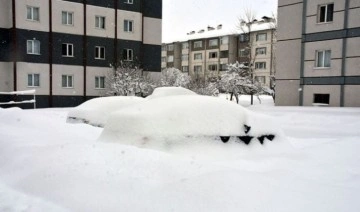 Bitlis'te kar kalınlığı 50 santimetreyi geçti: Araçlar görünmez oldu