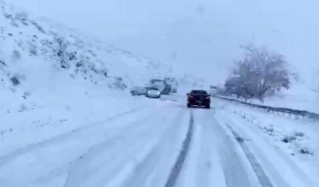 Bitlis’te kar yağdı, çok sayıda araç yolda kaldı