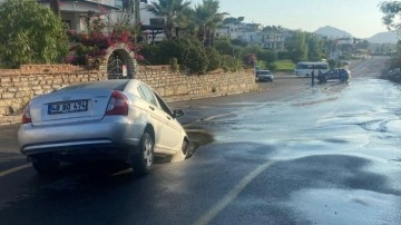 Bodrum'da otomobil seyir halindeyken yola gömüldü