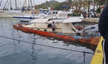 Bodrum Limanı'nda bağlı tur teknesi battı