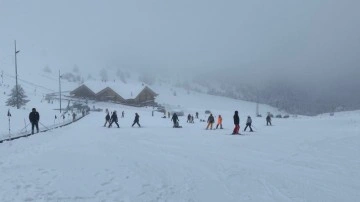 Bolu'nun yükseklerinde kar yağışı: Kartalkaya'da kar kalınlığı 1 metreye ulaştı