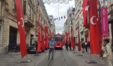 Bombalı saldırının ardından İstiklal Caddesi Türk bayraklarıyla donatıldı