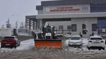 Bozüyük'te kar küreme, tuzlama ve kaldırım temizleme çalışmaları devam ediyor