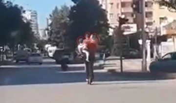 Bu da oldu... Scooter'da 1'i 'bebek' 3 kişinin tehlikeli yolculuğu