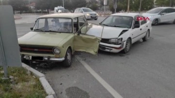 Burdur'da iki otomobil çarpıştı: İki kişi yaralandı!