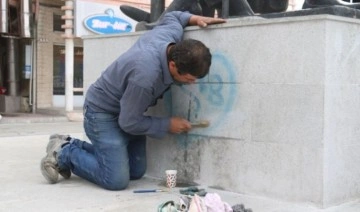 Burdur'da Atatürk Anıtı'na sprey boya ile yazı yazıldı