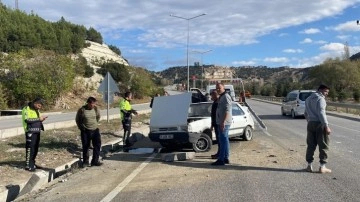 Burdur'da direksiyon hakimiyetini kaybeden sürücü bariyerlere çarptı, 1 kişi yaralandı