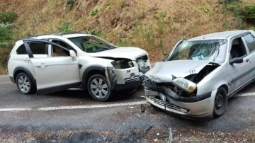 Bursa’da cip ile otomobil kafa kafaya çarpıştı