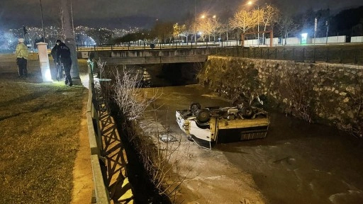 Bursa'da dereye düşen kamyonetin sürücüsü yaralandı