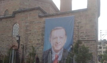 Bursa'da camiye Cumhur İttifakı'nın adayı Recep Tayyip Erdoğan'ın posteri asıldı