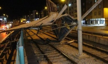 Bursa'da fırtına! Kopan çatı karayolu ve metro hattının üzerine düştü