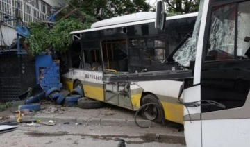 Bursa'da servis otobüsü ile halk otobüsü çarpıştı: 2 yaralı