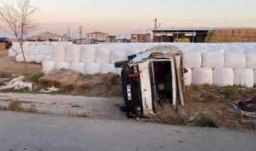 Büyükbaş hayvan yüklü kamyonet devrildi: 1 ölü, 1 yaralı