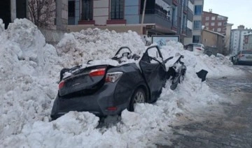 Çatıdan düşen kar kütlesi otomobili kullanılamaz hale getirdi