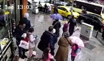 Çevredekiler zor ayırdı: Gaziosmanpaşa'da trafikte kavga