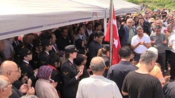 CHP'li Milletvekili Çakır şehidin defini sırasında ortalığı gerince tepki çekti