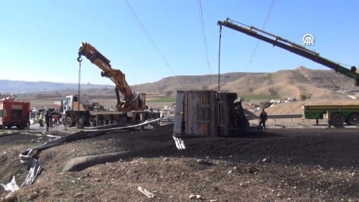 Cizre’de kömür yüklü tır devrildi: Sürücü hayatını kaybetti