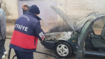 Çorum’da park halinde olan araç aniden yanmaya başladı