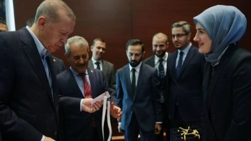 Cumhurbaşkanı Erdoğan, AK Parti 4. Olağanüstü Büyük Kongresi delege kartını teslim aldı