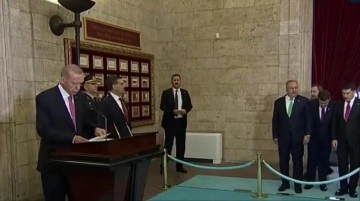 Cumhurbaşkanı Erdoğan Anıtkabir'de! Özel deftere düştüğü notta oy oranına dikkat çekti