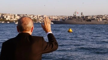 Cumhurbaşkanı Erdoğan, Dolmabahçe Ofisi'nden Fatih fırkateynini selamladı