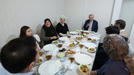 Cumhurbaşkanı Erdoğan ve Emine Erdoğan, iftar sofrasına konuk oldu