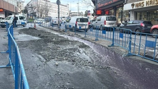 Daha önce çöken yolda bu kez de kanalizasyon borusu patladı