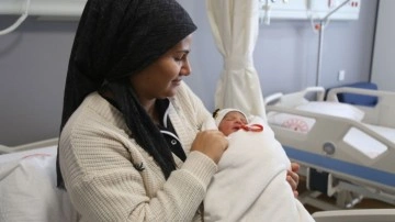 Defne Devlet Hastanesi'nde doğan ilk bebeğe ismi verildi