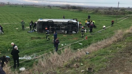 Denizli'de sporcuları taşıyan servis devrildi: 2 ölü, 26 yaralı