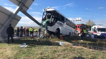 Denizli'de tur otobüsü otomobille çarpıştı, çok sayıda yaralı var