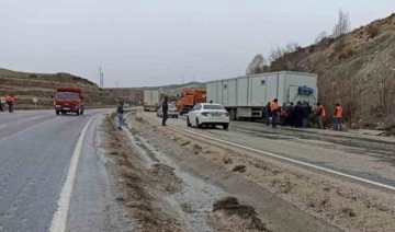 Deprem bölgesine konteynır taşıyan TIR kaza yaptı