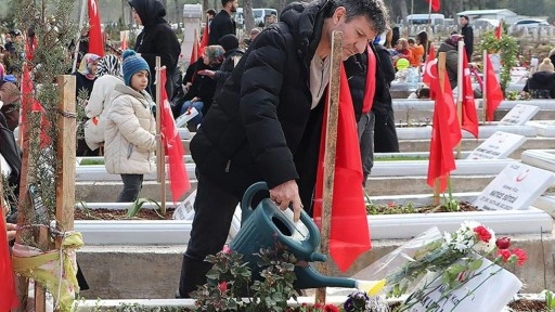 Depremde enkaz altındaki kızının elini tutmuştu! Mesut Hançer'in acısı ilk günkü gibi taze