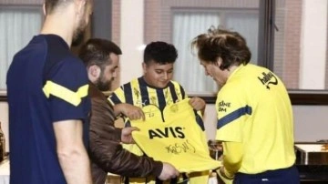 Depremzede Mehmet Akif Ağaç, Jesus ve futbolcularla buluştu