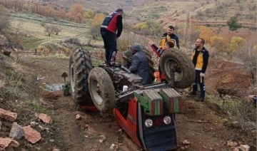 Devrilen traktörünün altında kaldı, hastanede kurtarılamadı