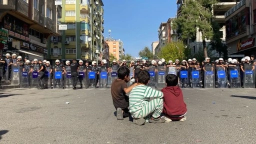 Diyarbakır'da PKK sempatizanları polise karşı çocukları kullandı