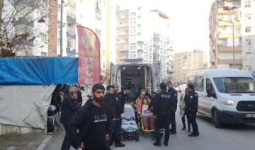 Diyarbakır'da deh��et: Eşinin boğazını kestikten sonra sağlıkçıları eve alıp, kapıyı kilitlemiş