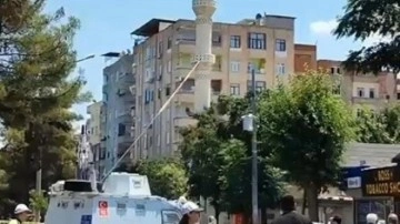Diyarbakır'da, depremde hasar gören minare kontrollü olarak yıkıldı