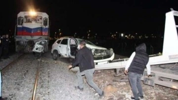 Diyarbakır'da yük treni hemzemin geçitte otomobile çarptı: 4 yaralı