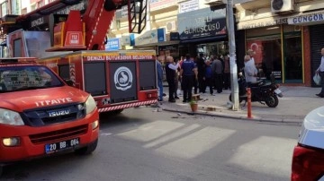 Dün araçların önüne yattı! Bugün soyunup balkona çıktı