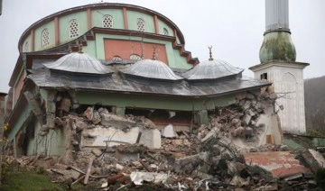 Düzce'de depremde hasar gören Sarıdere Köyü Camisi yıkıldı