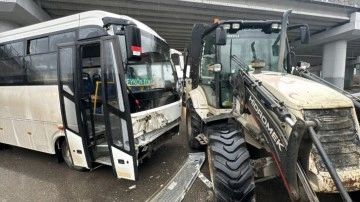 Düzce'de halk otobüsü iş makinesi ile çarpıştı