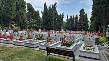 Edirnekapı Şehitliği'nde buruk Babalar Günü