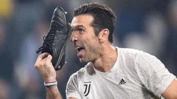 Efsane kaleci Gianluigi Buffon, 45 yaşında futbola veda etti