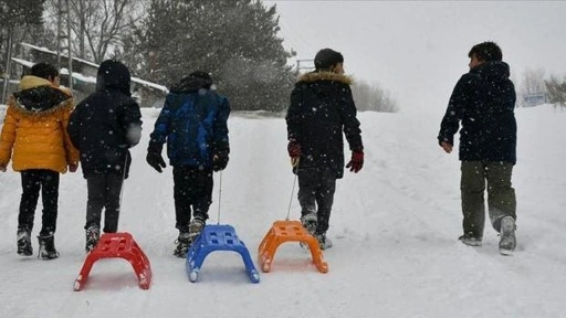 Eğitime kar engeli! Peş peşe duyurdular: İşte pazartesi okulların tatil olduğu iller