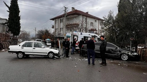 Ehliyetsiz genç kaza yaptı! Kadın sürücü yaralandı