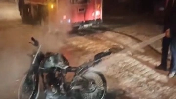 Elazığ’da seyir halindeki motosiklet yandı