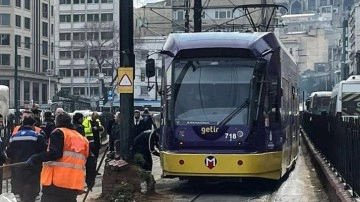 Eminönü'nde raydan çıkan tramvay kaza yaptı!